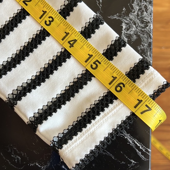 💖🤍🖤Guess White & Black Crochet Stripe Pattern Peplum Top-XS-EUC - Picture 14 of 14